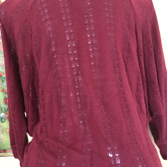 Lace knit V-Neck Top - Picture 3 of 3